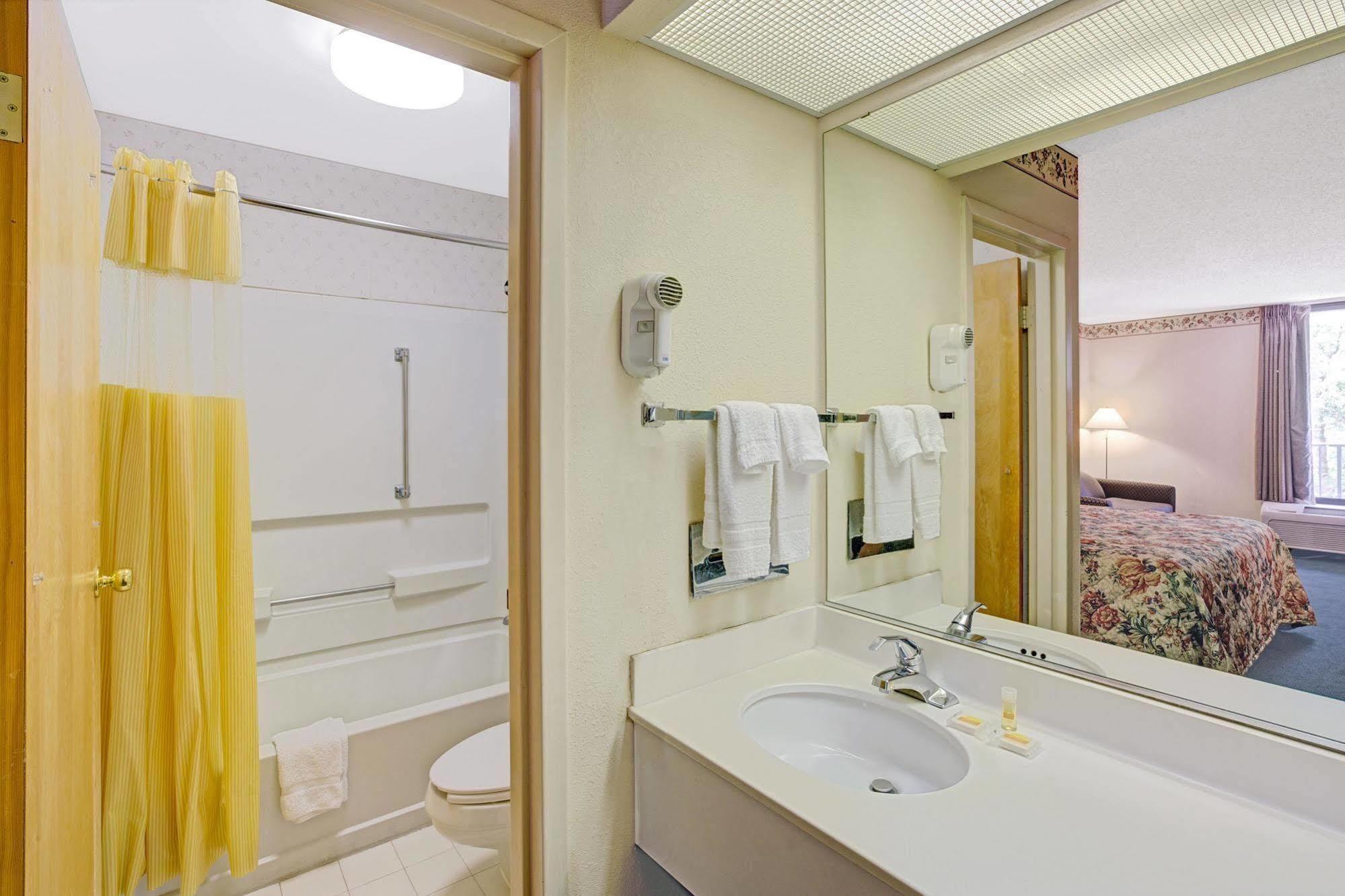 Days Inn Lake Norman Cornelius Exterior photo