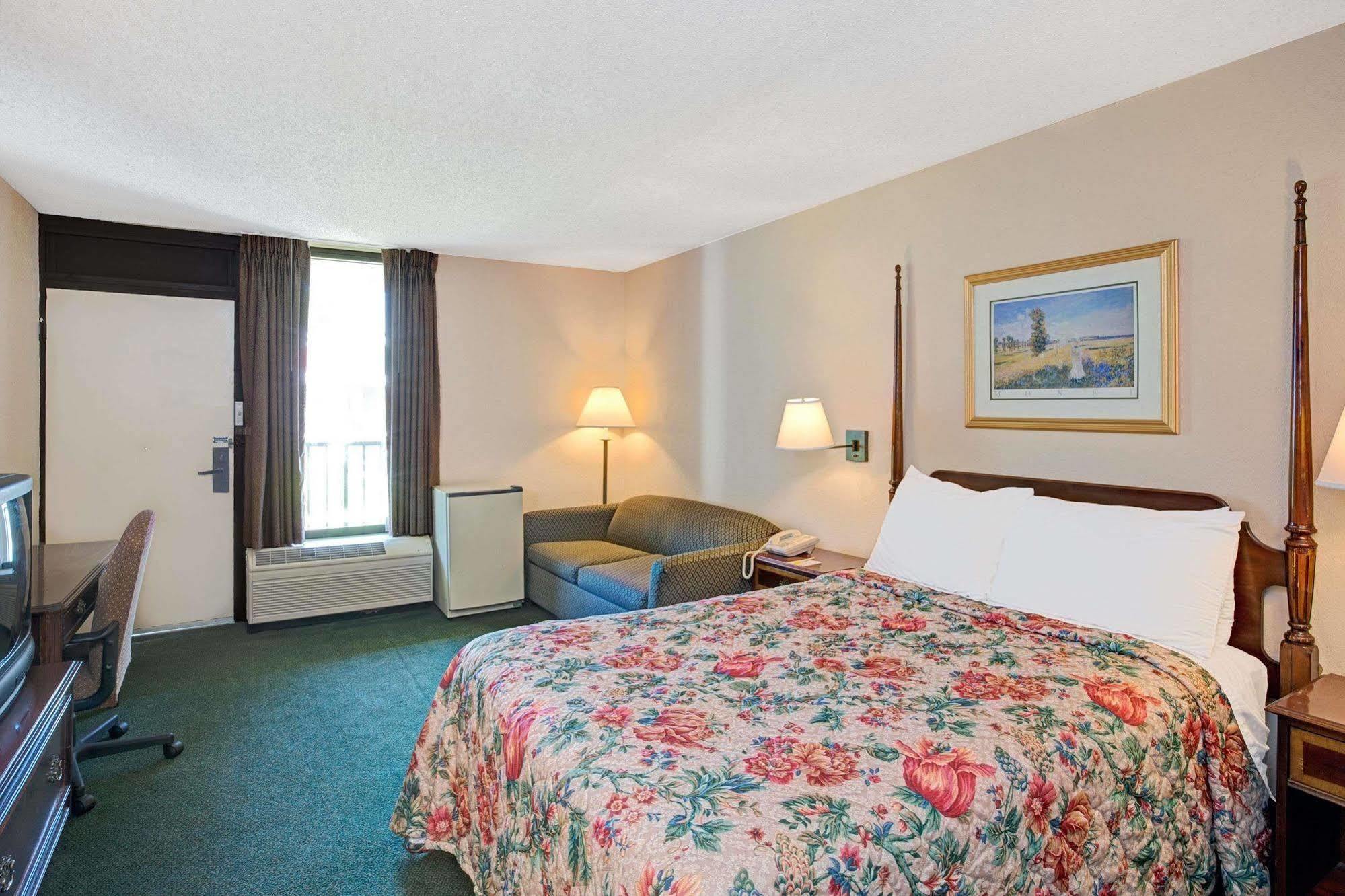Days Inn Lake Norman Cornelius Exterior photo