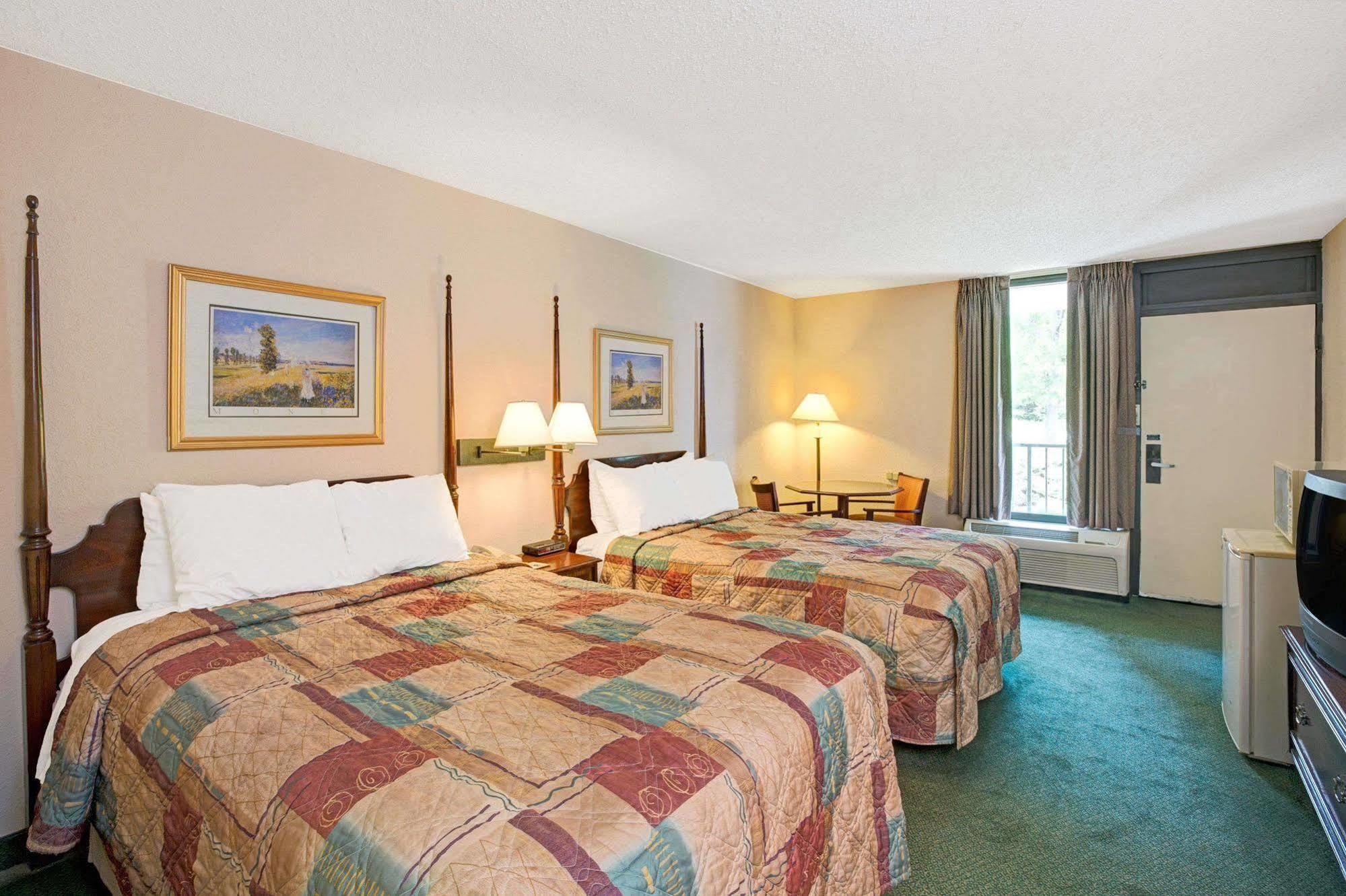 Days Inn Lake Norman Cornelius Exterior photo